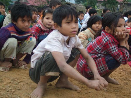 Tiếng đọc bài không tròn trong giá rét đại ngàn